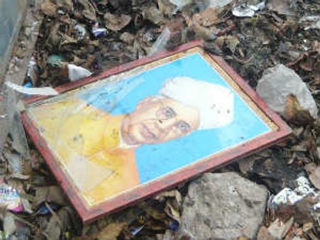 ಕಸದ ತೊಟ್ಟಿ ಪಾಲಾದ ರಾಧಾಕೃಷ್ಣನ್ ಫೋಟೋ