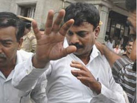 ಅಶೋಕ್ ಬಾಯಿಂದ ಚಪ್ಪಲಿ ಸೇವಾಕರ್ತನ ಪ್ರವರ