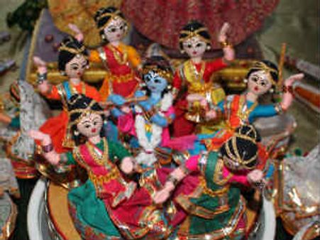 ಕೇರಿಯಲ್ಲಿ ನವರಾತ್ರಿ ಬೊಂಬೆಗಳ ಹಬ್ಬದ ಸಡಗರ