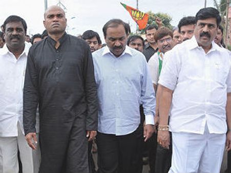 ಗೆಳೆಯ ರಾಮುಲುಗೆ ಕಲ್ಯಾಣಪತ್ರ ಬರೆದ ಜೈಲುಹಕ್ಕಿ ಜನಾ ರೆಡ್ಡಿ