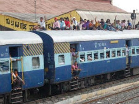 ಅಪಾಯದ ನಡುವೆ ರೈಲ ಮೇಲೆ 'ಸುಖಕರ' ಪಯಣ