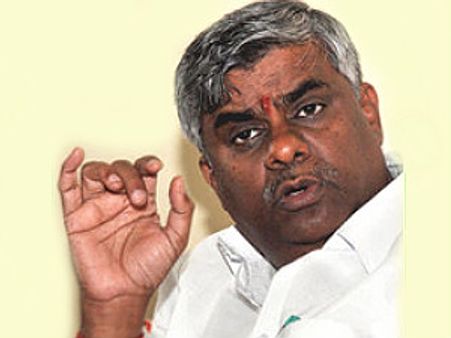 ಕನಸಿನಲ್ಲೂ ಗೌಡರನ್ನು ಬೆದರಿಸಲು ಸಾಧ್ಯವಿಲ್ಲ: ರೇವಣ್ಣ ಗುಡುಗು