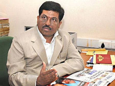 ಬಾಗಲಕೋಟೆ : ಪ್ರಚಾರದ ವೇಳೆ ನಿರಾಣಿಗೆ ಕಲ್ಲೇಟು