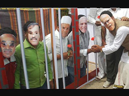 ಬಸವನಗುಡಿ ಸಭೆಗೂ ಮುನ್ನ ಜೈಲು ನಾಯಕರಿಗೆ ಹೂ ಕೊಟ್ಟ ಅಡ್ವಾಣಿ!