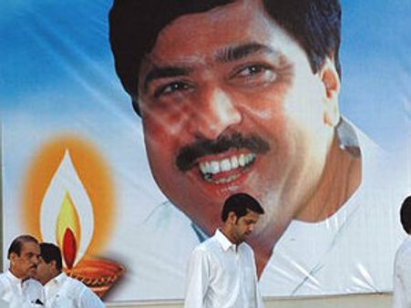 ಬಿಜೆಪಿಯ ಪ್ರಮೋದ್ ಮಹಾಜನಗೂ ಕಾಡಲಿದೆ ಸ್ಪೆಕ್ಟ್ರಂ ಭೂತ