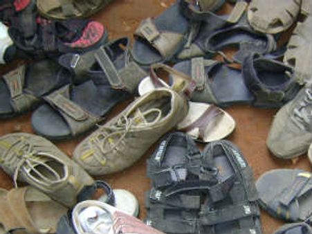 ನೀರು ಕೊಡದ ಅಧಿಕಾರಿಗಳಿಗೆ ಚಪ್ಪಲಿ ಎಸೆದ ಹಳ್ಳಿಗರು