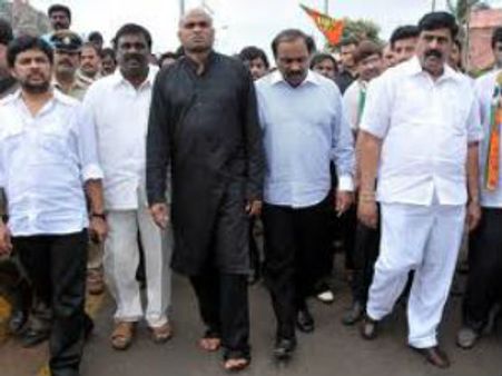 ರಾಮುಲು ಜೊತೆ ಇಲ್ಲದ ಕರುಣಾಕರ ರೆಡ್ಡಿ ಎಲ್ಲಿ?