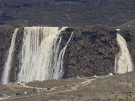 ಒಮನ್‌ನಲ್ಲಿ ಧುಮ್ಮಿಕ್ಕಿ ಹರಿಯುತ್ತಿರುವ ವಾದಿ ದರ್ಬಾತ್