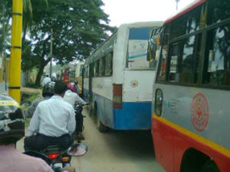 ಫುಟ್‌ಪಾತ್ ಮೇಲೆ ಗಾಡಿ ಏರಿಸಿದರೆ ಲೈಸೆನ್ಸ್ ರದ್ದು