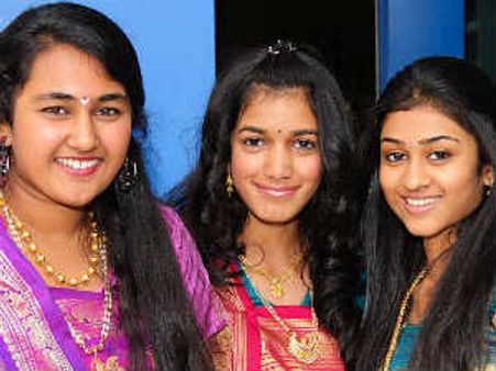 ಹಾಲಿವುಡ್ ಬೆಟ್ಟದ ಕೆಳಗೆ ಕನ್ನಡ ಕಲರವ