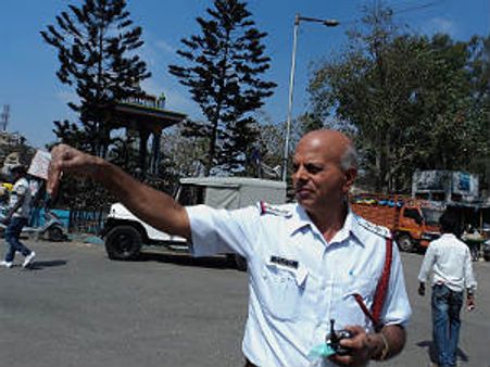 BMTC ಬಸ್ಸಿಗೆ ಸಿಕ್ಕಿ Avenue Road ಪಡ್ಚ: ಚಿತ್ರಾವಳಿ