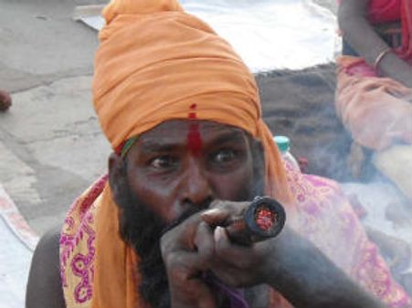 ಪುಣ್ಯಕ್ಷೇತ್ರದಲ್ಲಿ ಗಾಂಜಾ ಬಾಬಾಗಳ ದಮ್ ಮಾರೋ ದಮ್