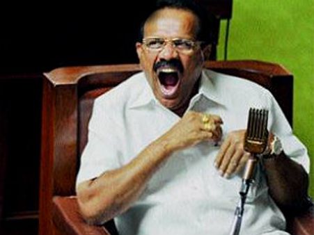 ಸಚಿವರ ತುಂಟತನ: ಬರಿಗಾಲ ದಾಸನಾದ ಮುಖ್ಯಮಂತ್ರಿ