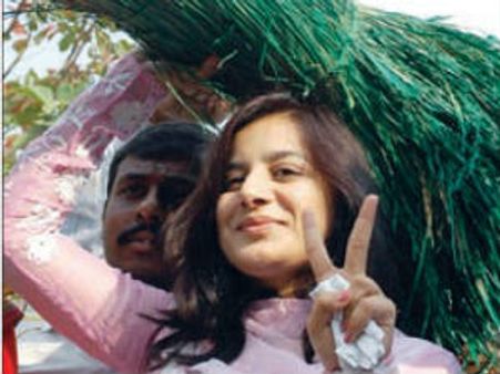 ಜೆಡಿಎಸ್ 'ಜಯವಾಹಿನಿ' ಬಸ್ ಹತ್ತಿದ ಪೂಜಾ ಗಾಂಧಿ