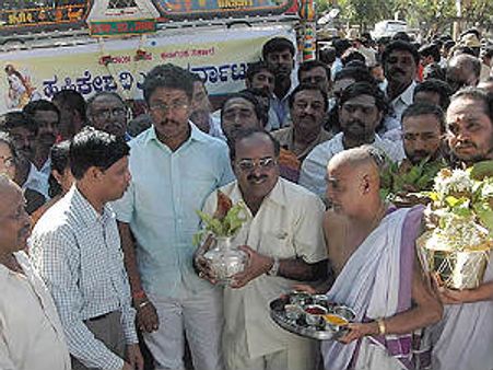ಕೃಷ್ಣಯ್ಯ ಶೆಟ್ಟರಿಂದ ಗಂಗಾಜಲ ವಿತರಣೆ ಆರಂಭ