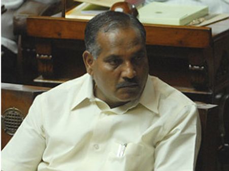 ಬ್ಲೂ ಫಿಲಂ ದಿಕ್ಕುತಪ್ಪಿಸುತ್ತಿರುವ ಓಲೇಕಾರ