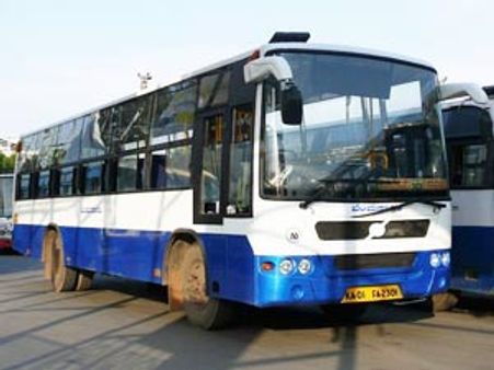 ಕಿಟಕಿಯಿಂದ ಹೊರಕ್ಕೆ ಹಾಕಿದ ತಲೆ ಕಚಕ್!