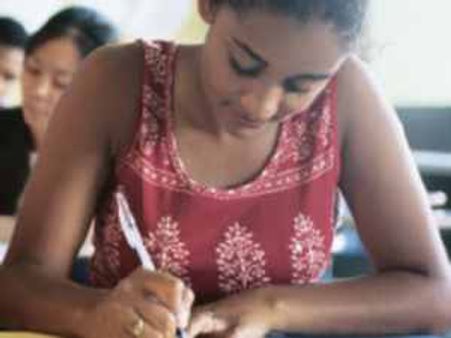 ವಿದ್ಯಾರ್ಥಿಗಳೊಂದಿಗೆ ಚೆಲ್ಲಾಟವಾಡಿದ ಕೋಲಾರದ ಮೇಷ್ಟ್ರು