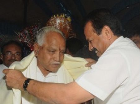 ತೊಟ್ಲೂ ತೂಗಿ ಯಡ್ಡಿಯ ಚಿವುಟುತ್ತಿರುವ ಸದಾನಂದ