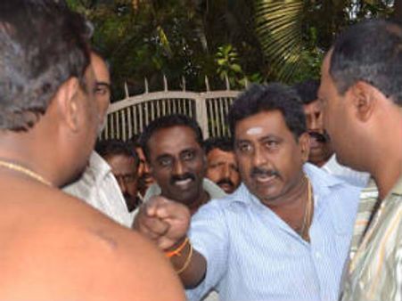 ಮೇಲುಕೋಟೆ ವೈರಮುಡಿ ಉತ್ಸವದಲ್ಲಿ ಅರ್ಚಕರ ಕಿರಿಕ್