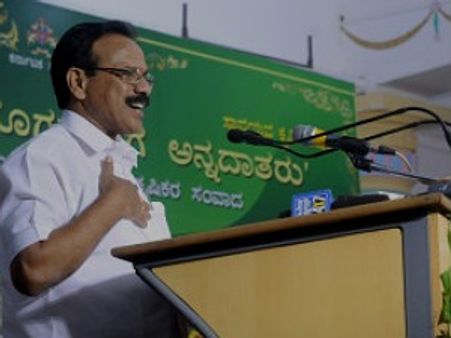 ಸಚಿವ ಸಂಸಾರ ಸಮೇತ ಇಟಲಿಗೆ: ಸಿಎಂ ಗರಂ