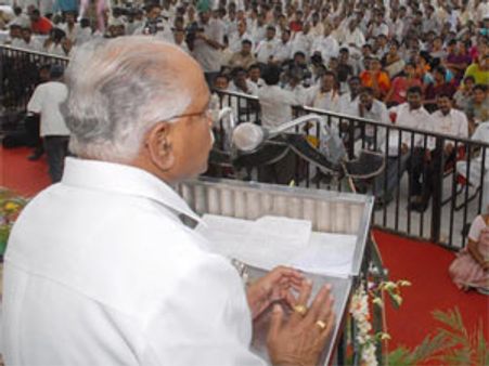 ತಪ್ಪುತಪ್ಪಾಗಿ ವಚನ ವಾಚಿಸಿದ ಯಡಿಯೂರಪ್ಪ