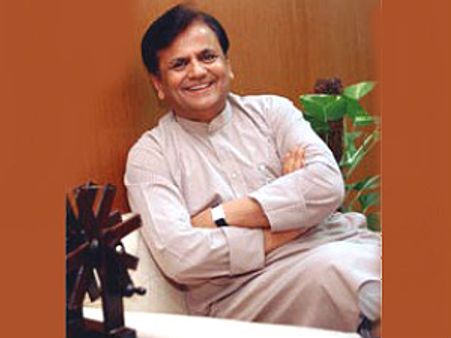 ಶೋಭಾ ಮೇಡಂ, ಇವರೇ ಕಣ್ರಿ ಅಹ್ಮದ್ ಪಟೇಲ್!