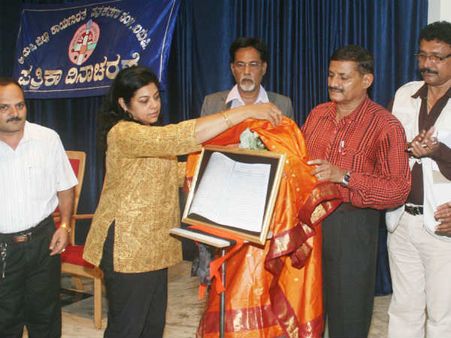 ವಿರಳವಾಗುತ್ತಿರುವ ಮಾನವೀಯ ಸುದ್ದಿ: ಆಶಾ ಕೃಷ್ಣಸ್ವಾಮಿ