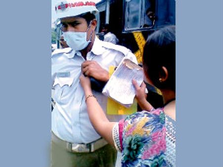 ಪಾರ್ಕಿಂಗ್ ದಂಡ: ಪೊಲೀಸರ ರುಂಡಾಡಿದ ಚಂಡಿ