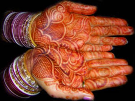 ಆಕೆಯ ಕೈಯಲ್ಲಿ ಮೂಡಿದ್ದ ಹಸಿಹಸಿ ಮೆಹಂದಿ