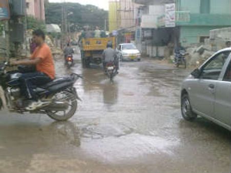 ಮೂಗು ಮುಚ್ಕೊಂಡು ಓಡಾಡ್ರಿ, ಮೋರಿ ಉಕ್ಕಿಹರಿಯುತ್ತಿದೆ