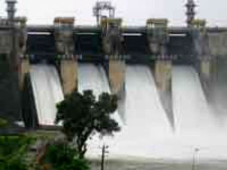 ಕಾರ್ಯಕರ್ತರಿಂದ ಹೇಮಾವತಿ, ಹಾರಂಗಿ ಜಲಾಶಯಕ್ಕೆ ಮುತ್ತಿಗೆ