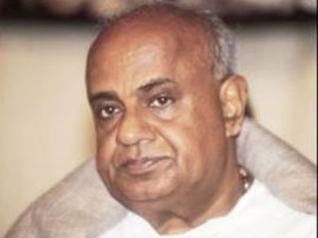 ತಂದೆಯ ಅಂತ್ಯಕ್ರಿಯೆ ನೆನೆಸಿಕೊಂಡು ಕಣ್ಣೀರಿಟ್ಟ ದೇವೇಗೌಡ