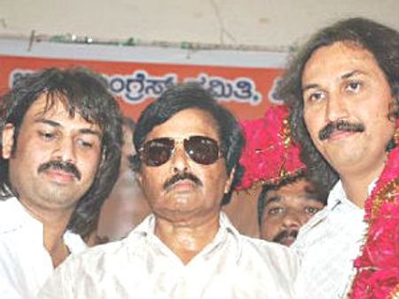 ಸಹೋದರರ ಕಿತ್ತಾಟಕ್ಕೆ ಹಾಲಪ್ಪ ತುಪ್ಪ, ಬಂಗಾರಪ್ಪ ಪುತ್ಥಳಿ ಅನಾಥ