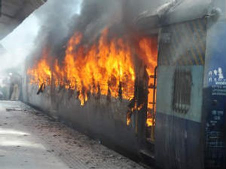 ಪ್ಯಾಸೆಂಜರ್ ರೈಲಿಗೆ ಬೆಂಕಿ, 2 ಸಜೀವ ದಹನ