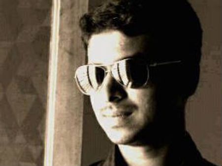 ಕಡ್ಲೇಕಾಯಿ ವೃದ್ಧ ಮತ್ತು ಒಣಗಿದ್ದ ಟೀ ಗ್ಲಾಸ್