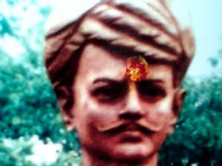 ರಾಯಣ್ಣ ಪುತ್ಥಳಿಗೆ ಚಪ್ಪಲಿಯೇಟು, ಚಿತ್ರದುರ್ಗ ಉದ್ವಿಗ್ನ