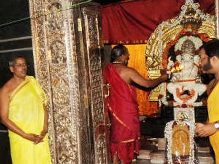 ದೇಗುಲ ಅರ್ಚಕರ ಸಂಬಳ ಕೊನೆಗೂ ಏರಿಕೆ