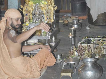 ಶ್ರೀ ಸತ್ಯಾತ್ಮತೀರ್ಥರಿಗೆ 60 ಕೆಜಿ ನಾಣ್ಯ ಸಮರ್ಪಣೆ