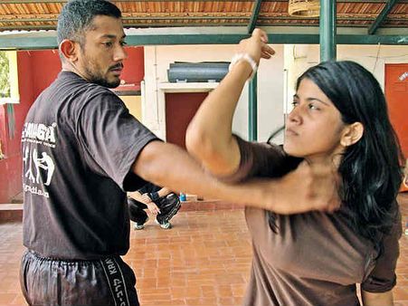 ಹುಷಾರು, ಬೆಂ. ಮಹಿಳಾ ಟೆಕ್ಕಿಗಳು ಕರಾಟೆ ಕಲೀತಿದ್ದಾರೆ!