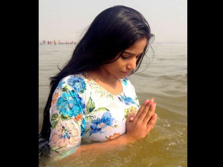 ಗಂಗಾನದಿಯಲ್ಲಿ ಪಾಪ ತೊಳೆದುಕೊಂಡ ಪೂನಂ