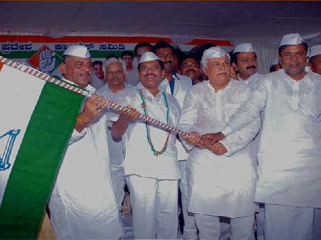 ಮುಖ್ಯಮಂತ್ರಿ ಮಹದಾಸೆಯ ಸಿದ್ದರಾಮಯ್ಯ ಸ್ಪರ್ಧಿಸುತ್ತಿಲ್ಲ!