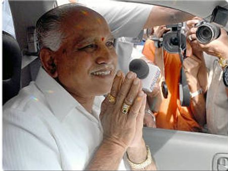 ಕಪಾಳಕ್ಕೆ ಬಾರಿಸಿ ಅಡ್ವಾಣಿ ಕ್ಷಮೆಕೋರಿದ ಯಡಿಯೂರಪ್ಪ