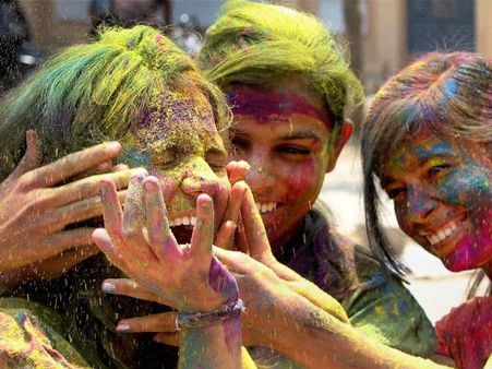 In Pics: ಬಣ್ಣದ ಹಬ್ಬ ದೇಶವಾಯ್ತು ವರ್ಣಮಯ