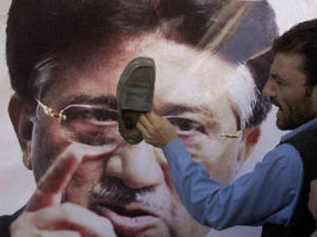 ಪರ್ವೇಜ್ ಮುಷರ್ರಫ್ ಮೇಲೆ ಪಾದರಕ್ಷೆ ಎಸೆತ