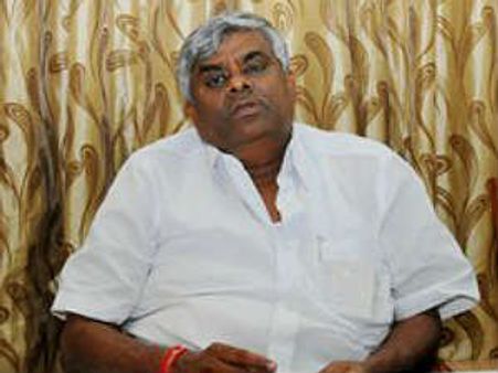 ರೇವಣ್ಣಗೆ ನಾರಿ ಕಾಟ: ಶ್ರವಣಬೆಳಗೊಳಕ್ಕೆ ಪರಾರಿ?