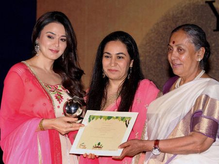 ಚಿತ್ರಗಳಲ್ಲಿ: ರೈಲ್ವೆ ದುರಂತ ನಡುವೆ ಸಂಭ್ರಮದ ಸುಗ್ಗಿ