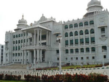 ಕರ್ನಾಟಕದಲ್ಲಿ ಬೆರಕೆ ಸರಕಾರಕ್ಕೆ ವಾಸ್ತು-ತಥಾಸ್ತು!