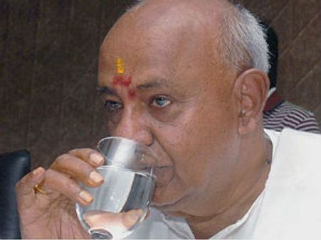 ದೊಡ್ಡಗೌಡ್ರು ಕ್ಲಬ್ಬಿನಲ್ಲಿ ವಿಸ್ಕಿ ಗ್ಲಾಸಿನಲ್ಲಿ ಕುಡಿದಿದ್ದೇನು?