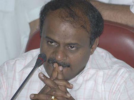 ಮೊನ್ನೆ ಅನಿತಾ, ನಿನ್ನೆ ಕುಮಾರಸ್ವಾಮಿ ಕಣ್ಣೀರಧಾರೆ